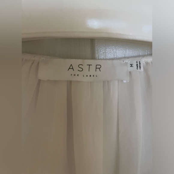 Preowned ASTR Label White V Neck Blouse Top with Ruched Sleeves - size M - Picture 9 of 14